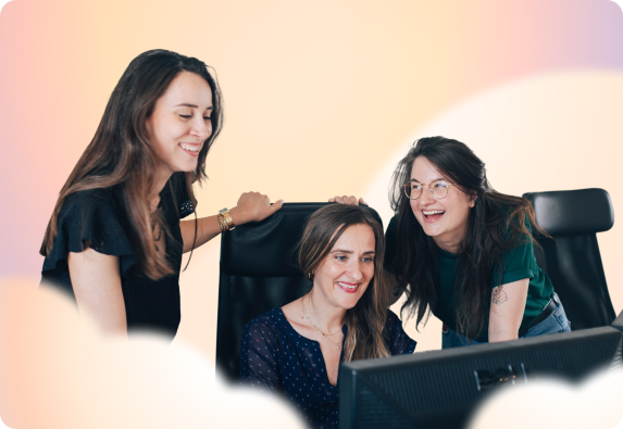 Des collaboratrices consultent un intranet RH