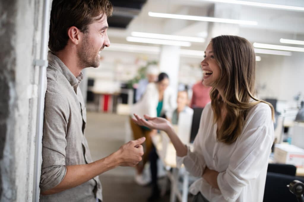 équipe heureuse avec son nouvel intranet