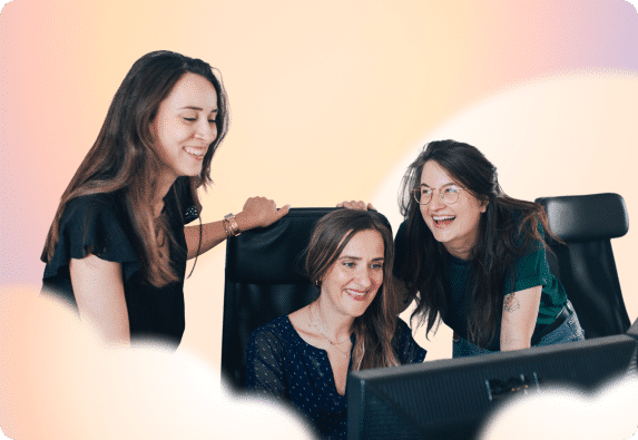Des collaboratrices consultent un intranet RH